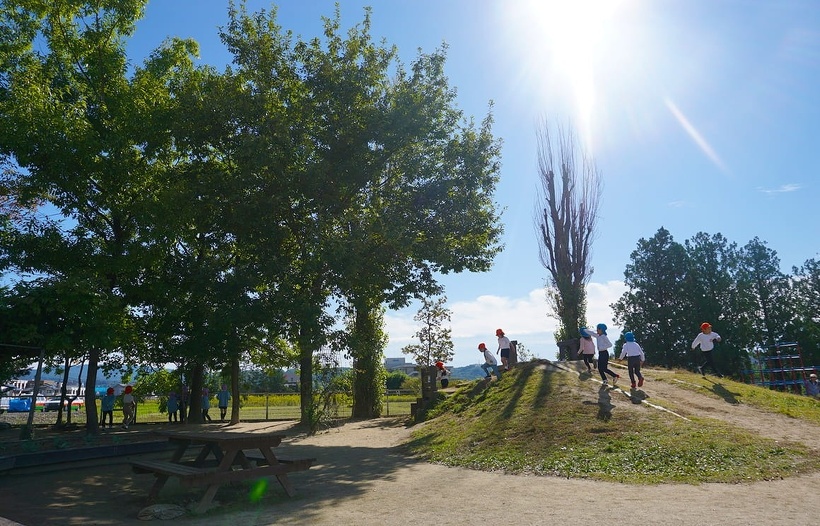 写真：福島ルンビニー幼稚園：広々とした園庭で走り回る園児たち