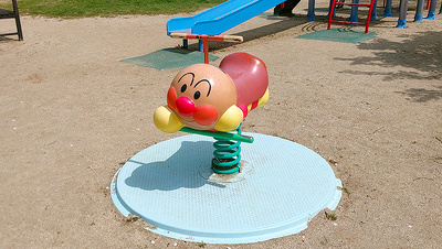 写真：遊具：アンパンマンの乗り物