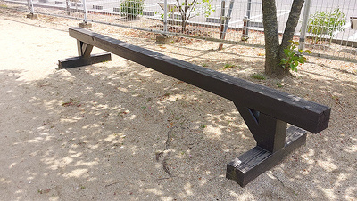 写真：木製のベンチ