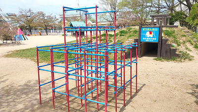 写真：遊具：ジャングルジム