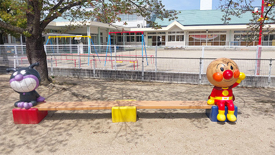 写真：アンパンマンのベンチ