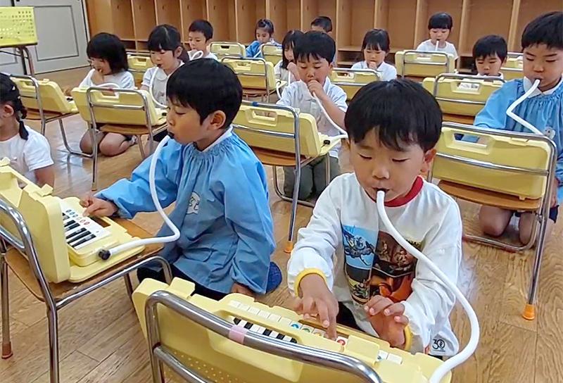 専門教室「鍵盤ハーモニカ教室」の様子