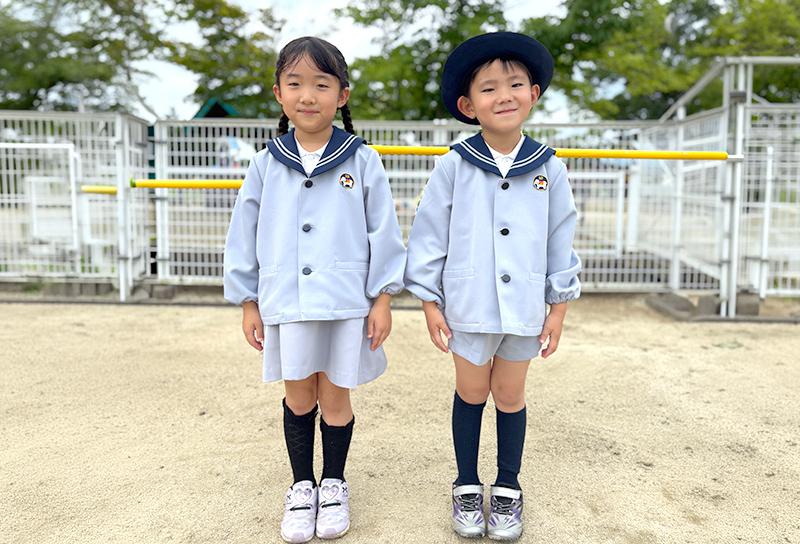 写真：福島ルンビニー幼稚園の制服（冬服）を着ている園児