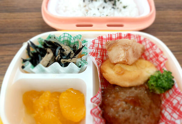 お弁当給食の写真