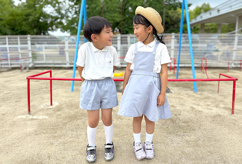 写真：福島ルンビニー幼稚園の制服（夏服）を着ている園児