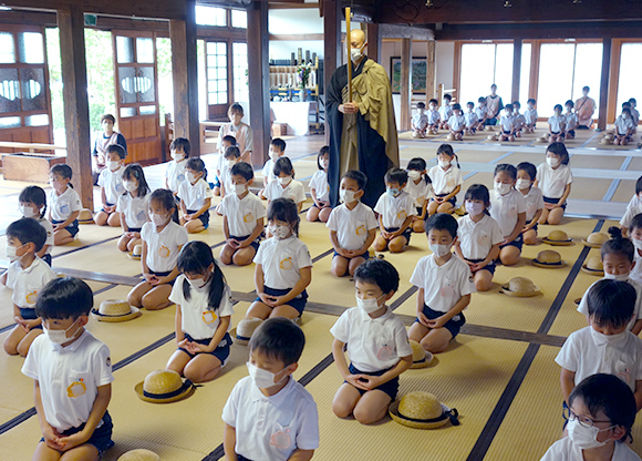 写真：お泊まり保育の中での座禅の様子