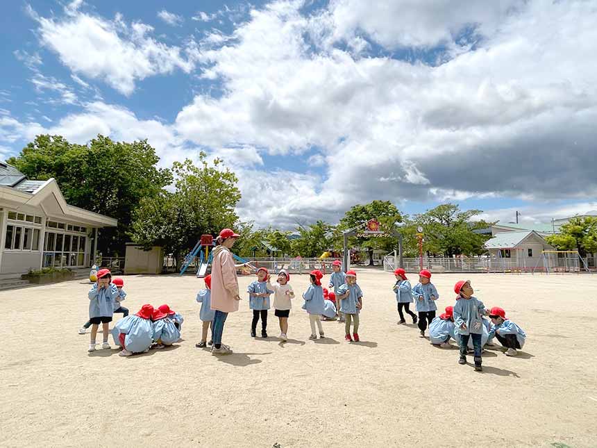 写真：広い園庭で駆け回る園児