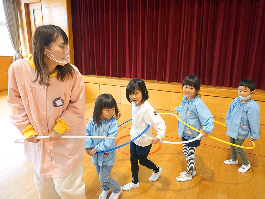 写真:福島ルンビニー幼稚園:園児と遊ぶ先生の様子