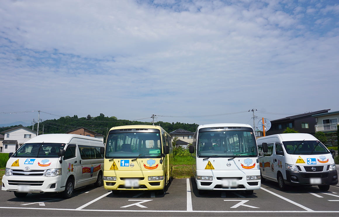 写真：4台のスクールバス：学校法人ルンビニー学院福島ルンビニー幼稚園