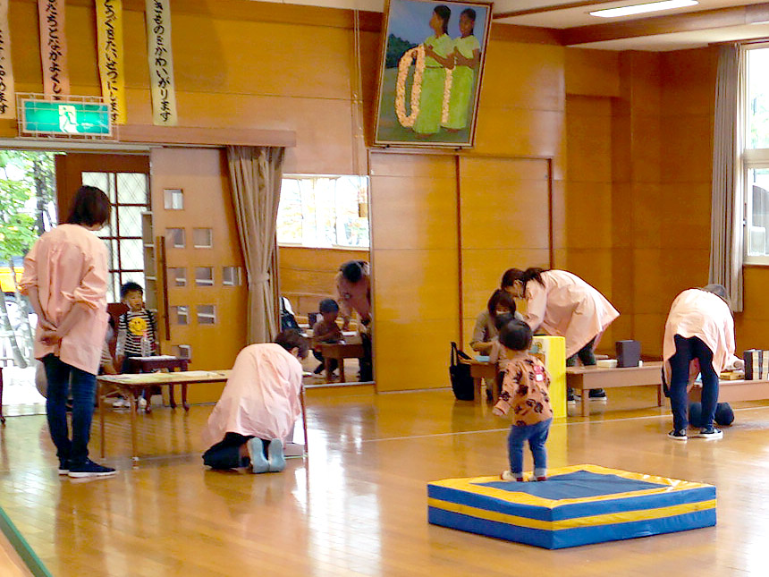 写真:未就園児の保育体験で遊んでいる保護者とお子さん
