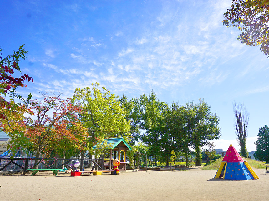 写真:福島ルンビニー幼稚園の園庭。あんぱんまんやバイキンマンの遊具も設置されている。
