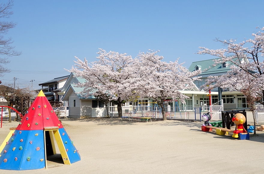 写真：福島ルンビニー幼稚園の広い園庭