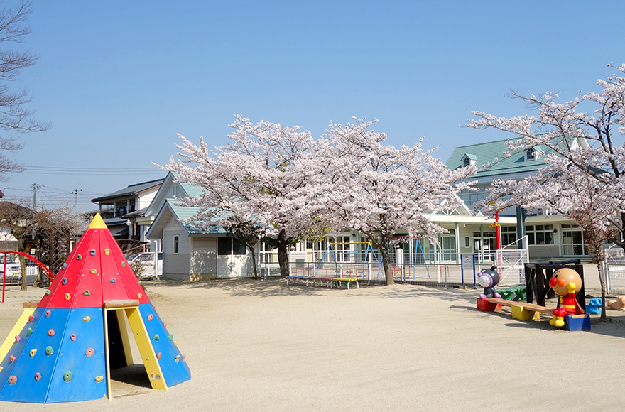 写真:福島ルンビニー幼稚園の広い園庭