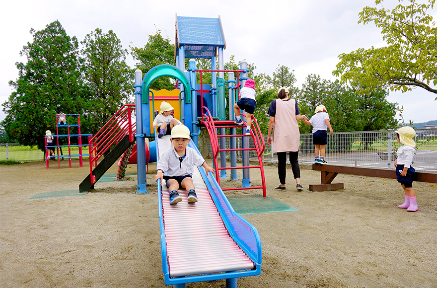 写真：大型遊具で遊んでいる園児たち